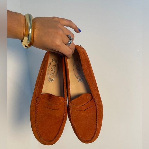 Women’s Tods orange suede loafer size 8.5 fits like an 8 - Picture 1 of 11
